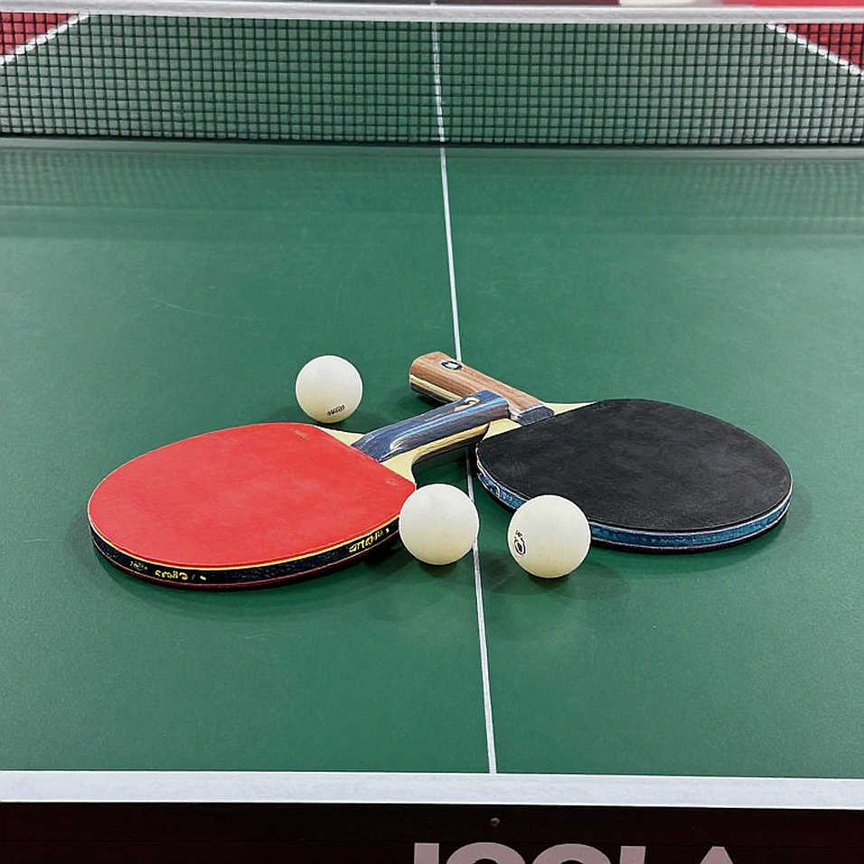 SBCL Premier Division: Đội trẻ tuổi trung bình 18 hạ cựu vô địch, và dấu vết DHS trên ngực áo bóng bàn Anh