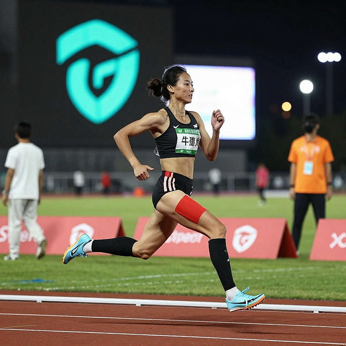 Ngetich phá kỷ lục bán marathon nữ: một giây, và một chữ bị tiêu đề bỏ quên